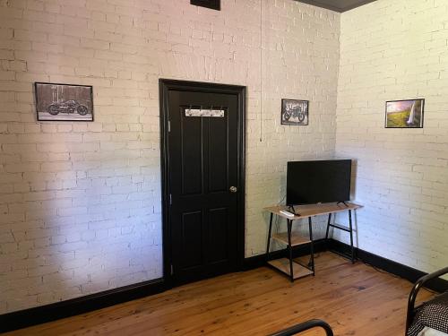 Una televisión o centro de entretenimiento en Riders’ Rest Nundle
