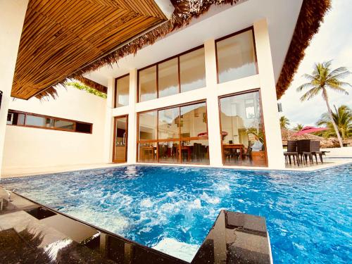 una grande piscina di fronte a una casa di Beatriz Rafaela Resort 