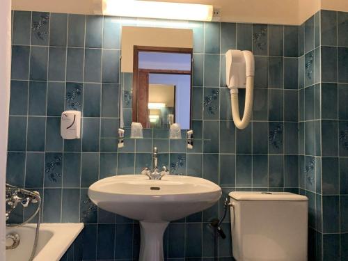 La salle de bains est pourvue d'un lavabo, de toilettes et d'un miroir. dans l'établissement Appartement Perros-Guirec, 3 pièces, 4 personnes - FR-1-368-60, à Perros-Guirec