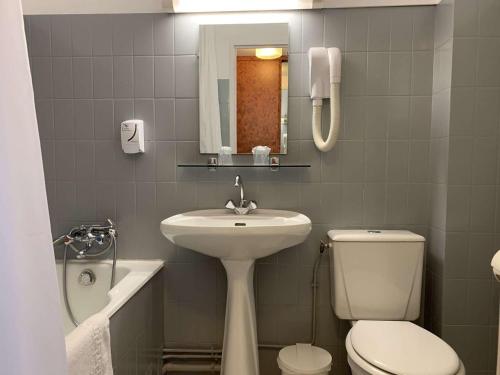 une salle de bain avec un lavabo, des toilettes et un miroir dans l'établissement Appartement refait à neuf avec vue mer, WIFI et balcon à Perros-Guirec - FR-1-368-59, à Perros-Guirec