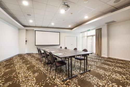 a conference room with a large table and chairs at Holiday Inn Melbourne Airport by IHG in Melbourne