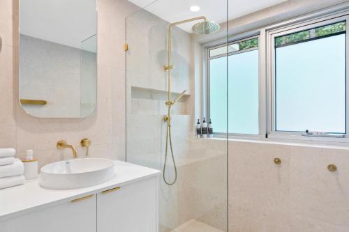 un bagno con lavandino e doccia di The Cove Noosa - Apartment 11 a Noosa Heads