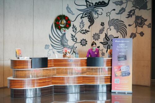 a woman is standing at a counter at a salon at Swiss-Belinn Saripetojo Solo in Solo