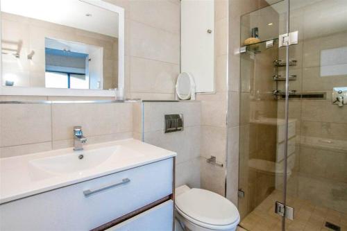 uma casa de banho com um WC, um lavatório e um chuveiro em 601 The Bermudas 3 bedroom beachfront Umhlanga Rocks em Durban