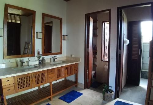 Villa & Farm for 5, near Sidemen w/ Mt. Agung View في Selat: حمام به مغسلتين ومرآة كبيرة