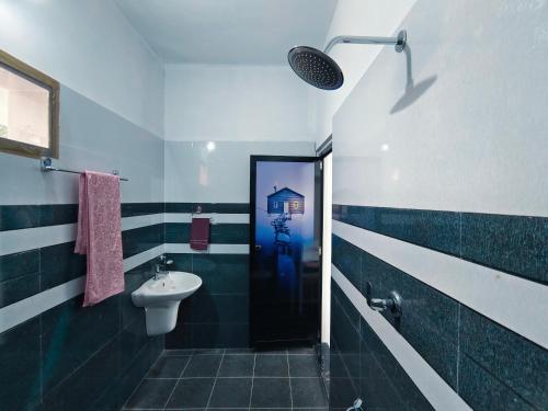 a bathroom with a sink and a toilet at MARARI CASA LINDA HOMESTAY in Mararikulam