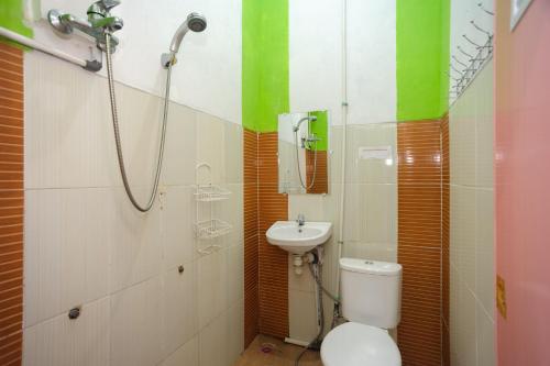 a bathroom with a toilet and a sink at RedDoorz Syariah near RS Advent Bandar Lampung in Bandar Lampung