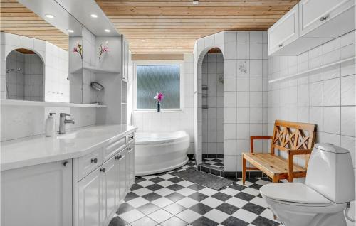 ein Badezimmer mit einer Badewanne, einem WC und einem Waschbecken in der Unterkunft Awesome Home In rsted With Outdoor Swimming Pool in Ørsted