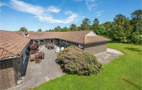 an aerial view of a house with a yard at Awesome Home In Ørsted in Ørsted