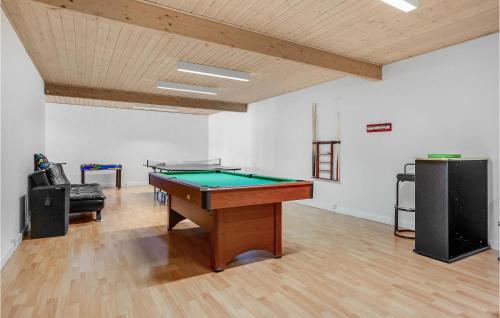 a room with a pool table in a room at Awesome Home In Ørsted in Ørsted