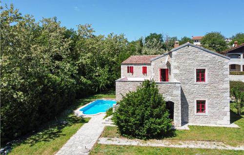 - une vue extérieure sur une maison en pierre avec une piscine dans l'établissement Beautiful Home In Brajkovici With Sauna, à Brajkovići