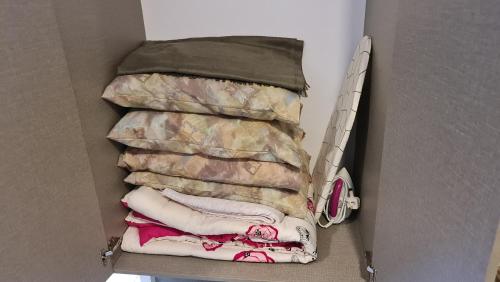 una pila de mantas y almohadas en una caja en Star Wars Evo Bangi, en Bandar Baru Bangi