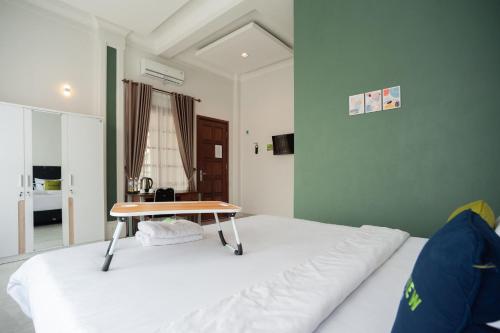 Ένα ή περισσότερα κρεβάτια σε δωμάτιο στο Urbanview Hotel Bong Gajah Lampung