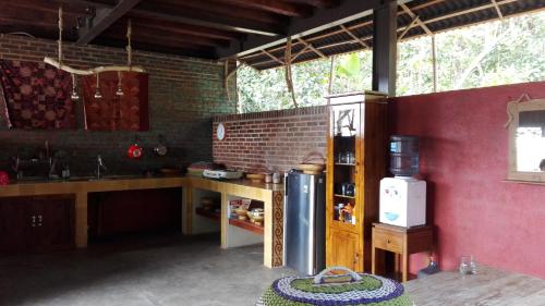 cocina con encimera y nevera en una habitación en Havana Horses Lodge en Tingkirtengah