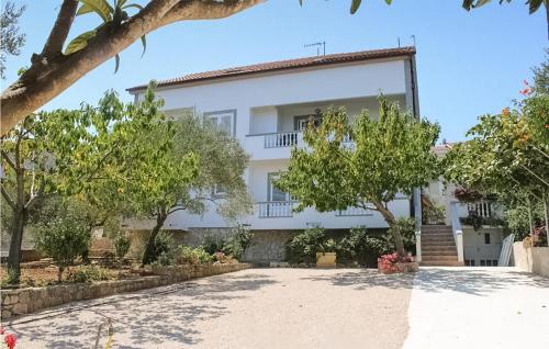 2 Bedroom Nice Apartment In Tkon