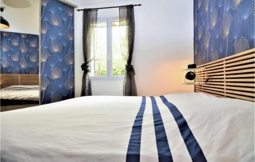Un pat sau paturi într-o cameră la Pet Friendly Home In Rochefort Du Gard With Wifi