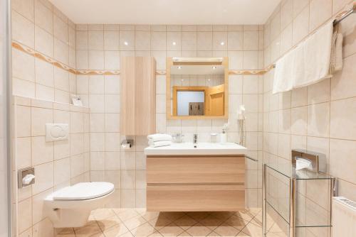 Uma casa de banho em Hotel Alphof Stubaital