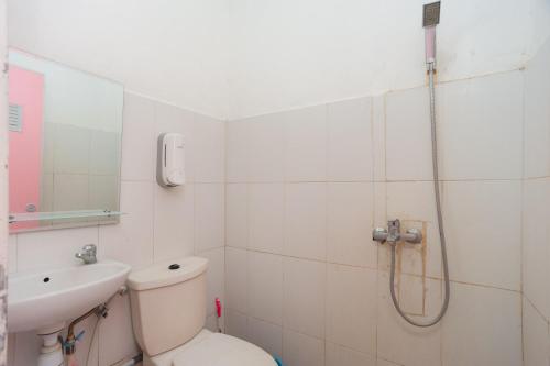 ein Bad mit einer Dusche, einem WC und einem Waschbecken in der Unterkunft RedDoorz Syariah @ Jalan Panglima Polim Lampung in Lampung