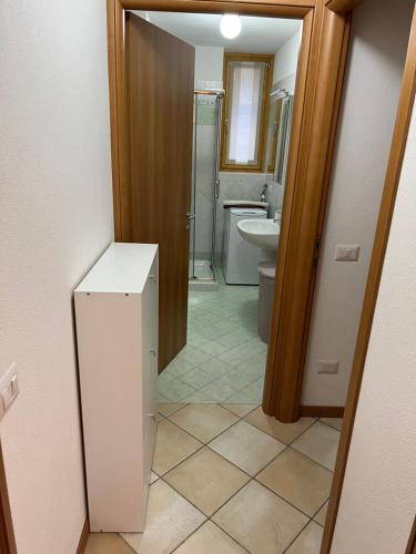 キエーザ・イン・ヴァルマレンコにあるAPPARTAMENTO PRIMOLO - CHIESA IN VALMALENCOのバスルーム(白い冷蔵庫付)が備わります。