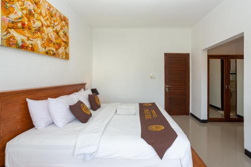 Postel nebo postele na pokoji v ubytování The Dewi Canggu Villa
