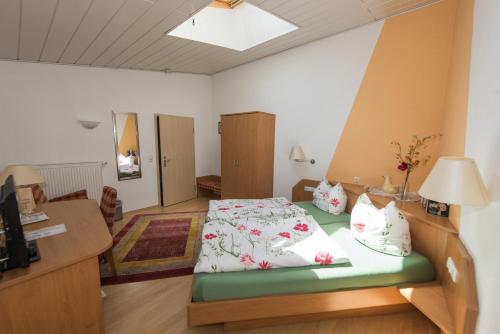 a bedroom with a bed and a desk at Gästehaus Schmitt in Appenheim