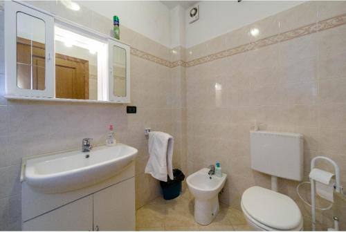 Un baño blanco con lavabo e inodoro. en Affittacamere La Quiete, en Borzonasca