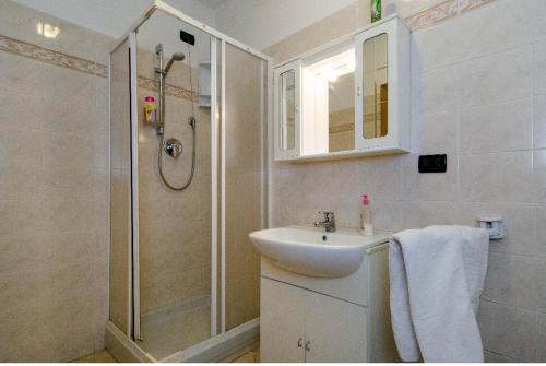 y baño con lavabo y ducha. en Affittacamere La Quiete, en Borzonasca