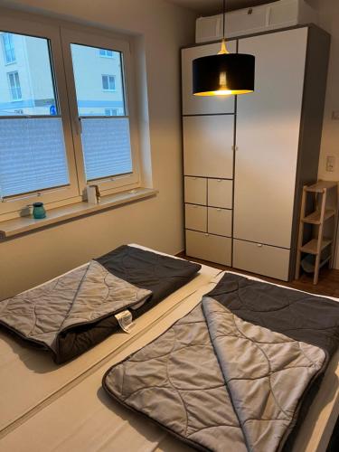 two beds in a room with two windows at Seebär in Gelbensande