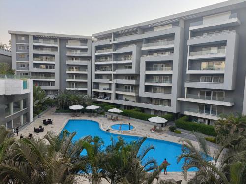 een luchtzicht op een hotel met een zwembad bij Sheraton ocean 203 - Private apartments in Caïro