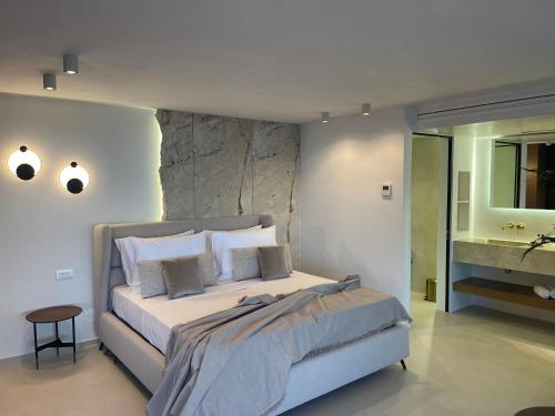 1 dormitorio con 1 cama grande y baño en Mystique Luxury Suite en Achlia