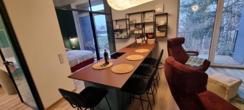 eine Küche mit einem Tisch und Stühlen im Zimmer in der Unterkunft BANGŲ NAMAI in Palanga