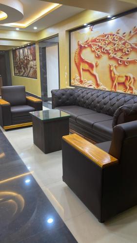 Χώρος καθιστικού στο VAISHNAVI RESIDENCY TIPTUR