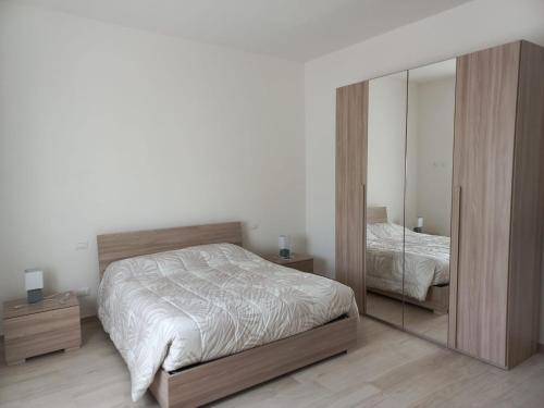 Un dormitorio con una cama y un espejo grande. en Alloggio del generale, en Viterbo