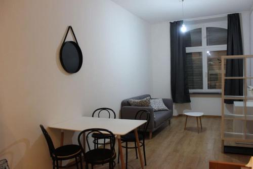 un salon avec une table et un canapé dans l'établissement Spacieux F1 près du château, à Lunéville