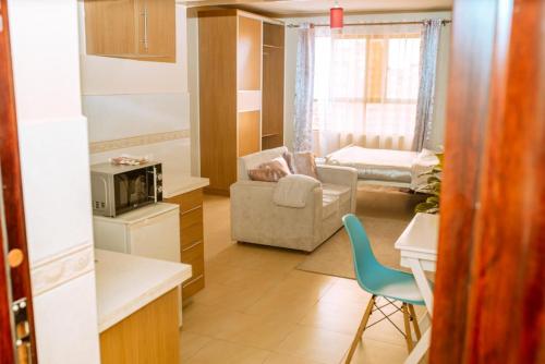 Lux Suites City View Studio Apartments Ngara tesisinde bir oturma alanı