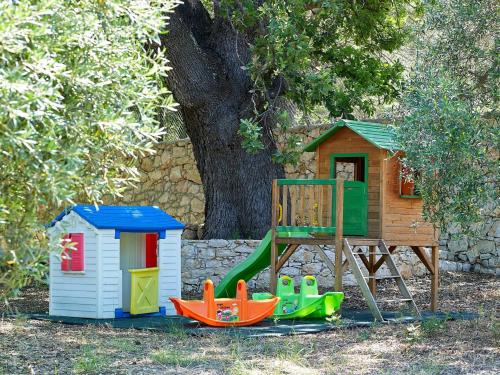 une aire de jeux avec un jeu et une maison dans l'établissement Luxury Crete Villa Villa Melpomeni Private Pool Private Playground 5 BDR Rethymno, à Vederoi