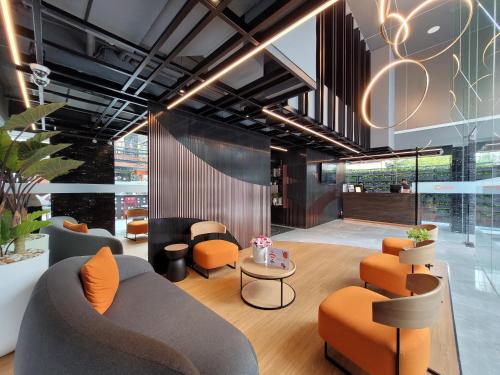 พื้นที่นั่งเล่นของ Citrus Sukhumvit 13 Nana Bangkok by Compass Hospitality - Newly Renovated