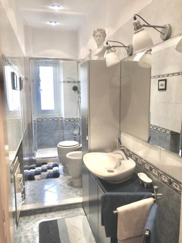 uma casa de banho com um lavatório, um WC e um chuveiro em Ca' de Lu em Savona