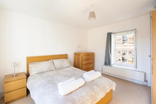 a bedroom with a bed with two towels on it at Fabulous 2 bedroom cottage in fantastic Clifton - Simply Check In in Bristol
