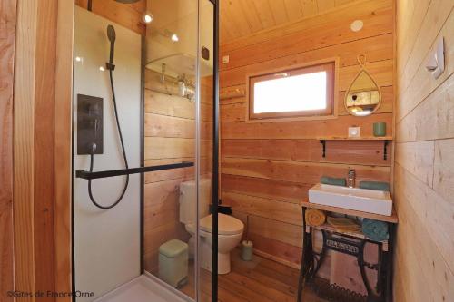 La petite salle de bains est pourvue de toilettes et d'un lavabo. dans l'établissement LA CABANE DE JABI, à Trémont