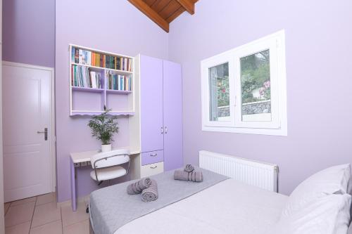 um quarto com uma cama, uma secretária e uma janela em Villa Sophia em Corfu Town