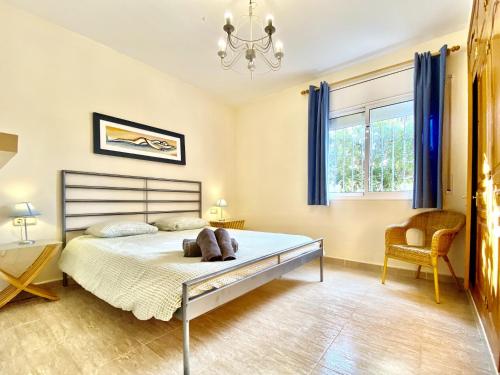 een slaapkamer met een bed met een knuffeldier erop bij Villa Mila in L'Ametlla de Mar