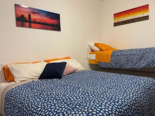 um quarto com duas camas num quarto em Casa Dea 3 em Seriate