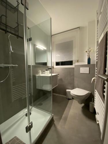 y baño con ducha, aseo y lavamanos. en Ferienwohnung K1957 - Dutum, en Rheine