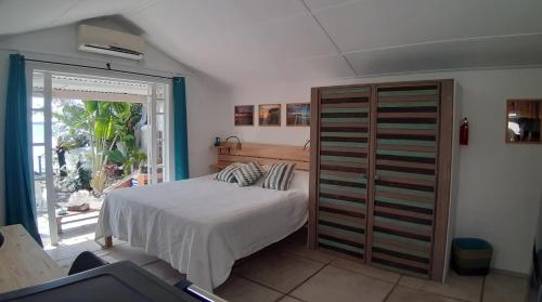 1 dormitorio con cama y ventana grande en Kailani, en Calodyne