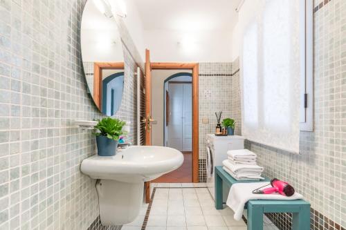 San Lorenzo Five Senses في فلورنسا: حمام مع حوض ومرآة