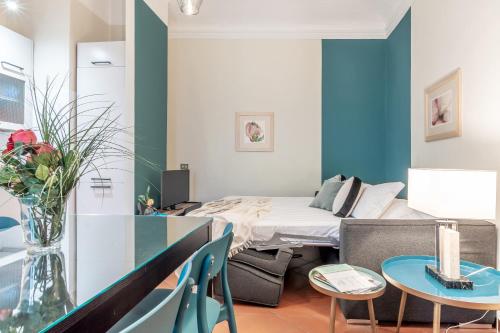 San Lorenzo Five Senses في فلورنسا: غرفة بها سرير وطاولة وكراسي