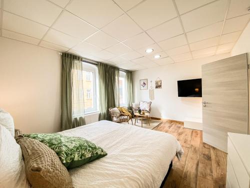 ein Schlafzimmer mit einem Bett und ein Wohnzimmer in der Unterkunft BetterBeds Brandenburg in Brandenburg an der Havel