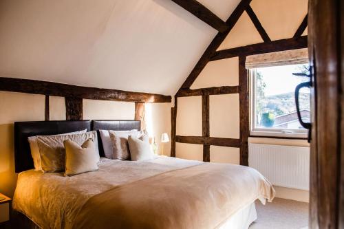 מיטה או מיטות בחדר ב-Thursdays Corner Tudor Cottage