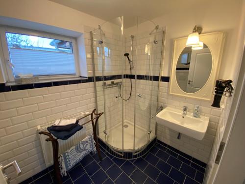 ein Bad mit einer Dusche und einem Waschbecken in der Unterkunft Ferienwohnung Bartel in Coburg